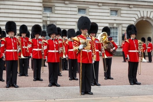 London_UK_Changing_the_Guard_at_Buckingham-Palace-01